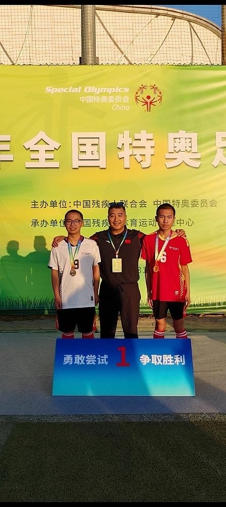 运动员们在足球比赛中展现出色表现
