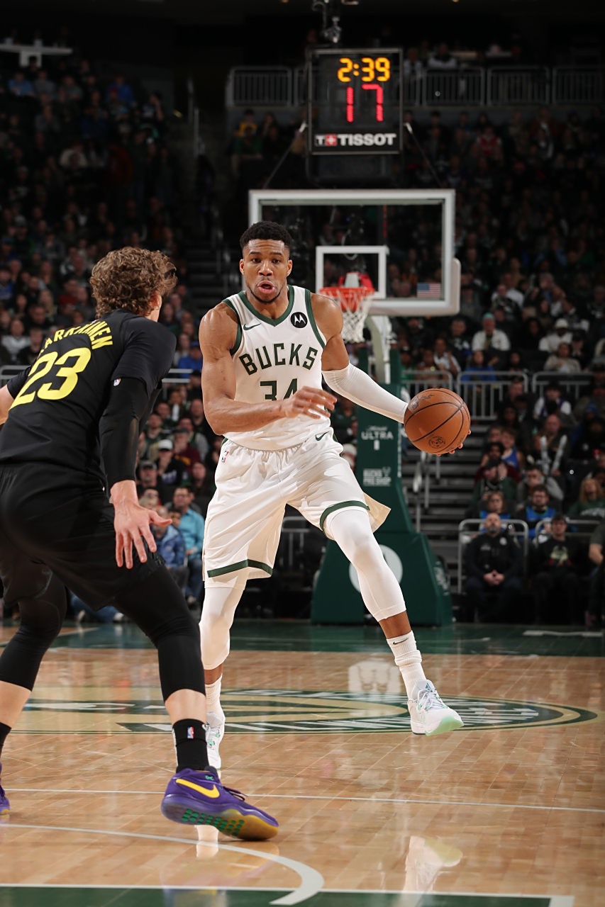 「雄鹿击败爵士，稳居东部前列」