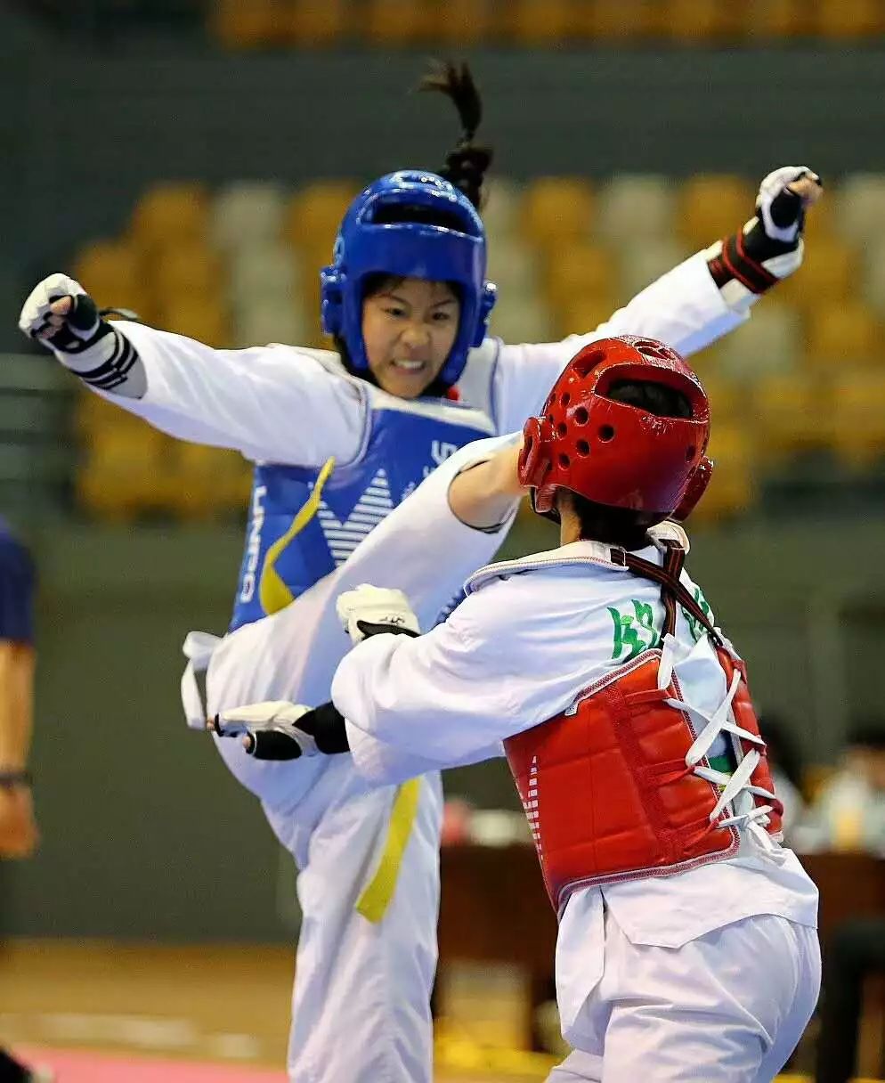 包含美国跆拳道公开赛女子组角逐激烈的词条