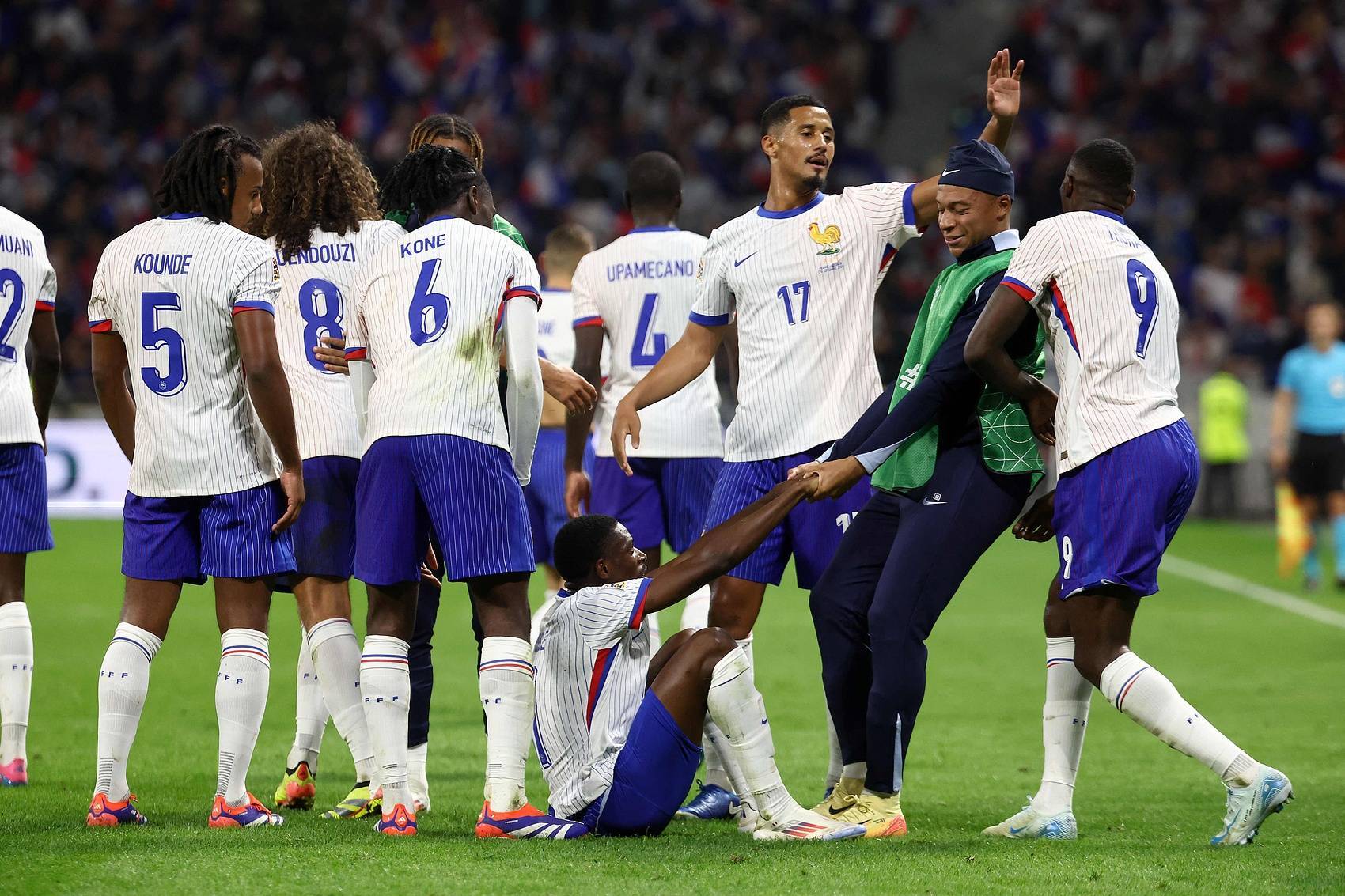 比利时力克巴西，豪取小组第一