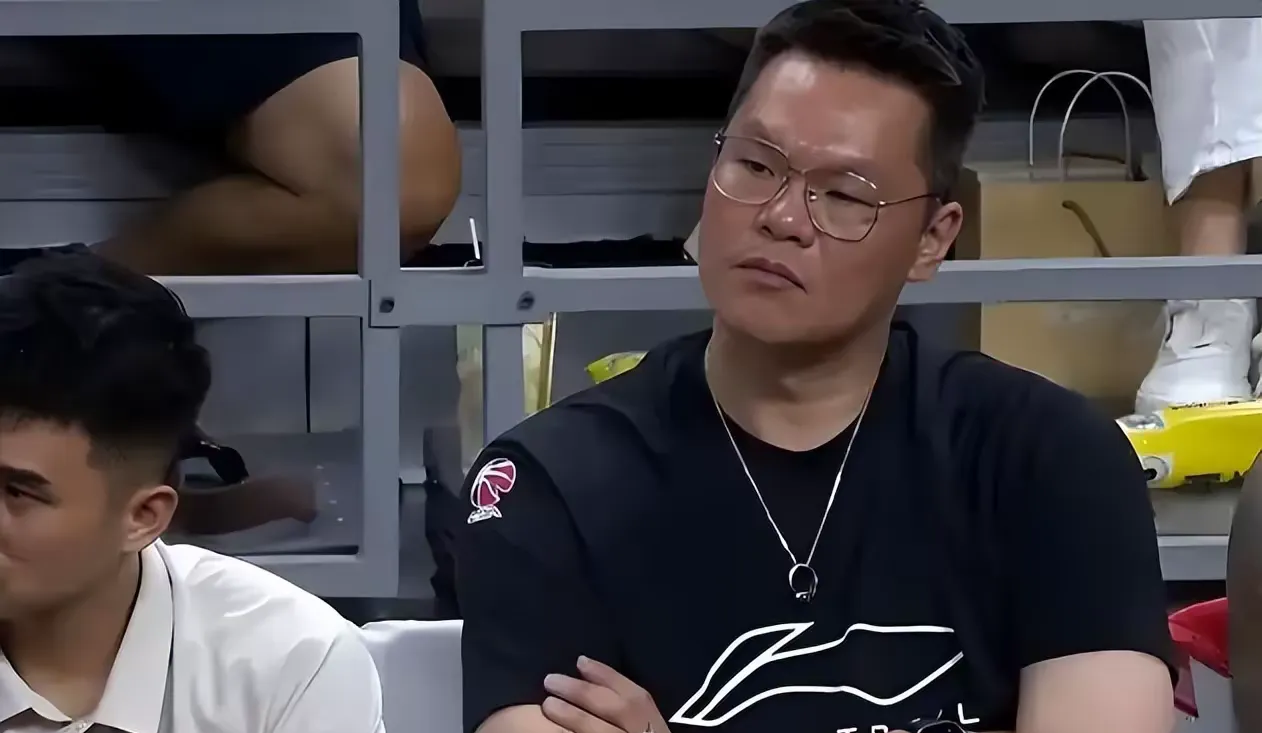 包含斯图加特球员赛后被罚款，教练组紧急开会讨论处罚的词条