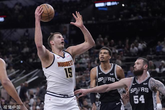 勇士队客场逆转马刺，普莱斯23分砍下胜利