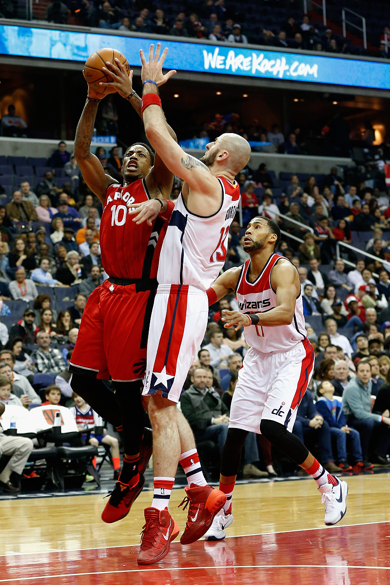 猛龙险胜步行者，九连胜