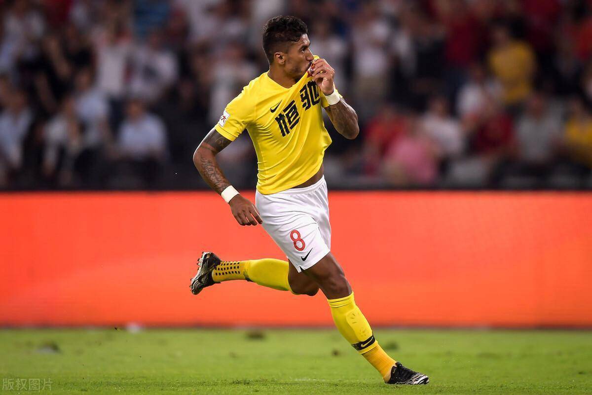 保利尼奥建功高拉特破门，广州恒大客场2-0胜柏太阳神迎首胜